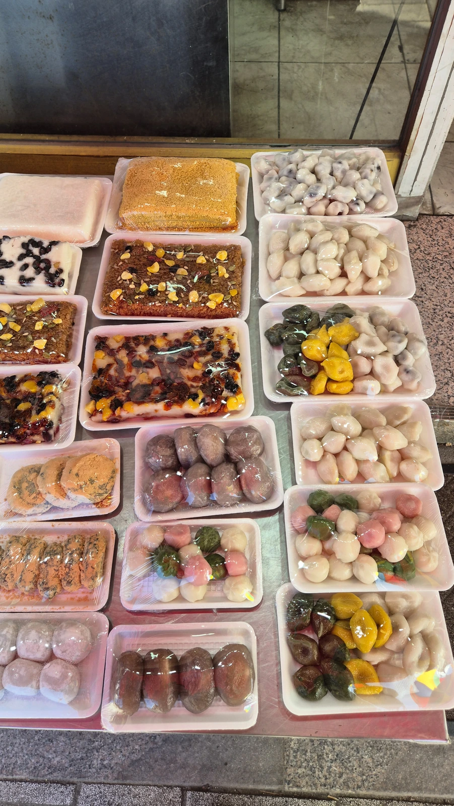 Rice cake display with kkultteok