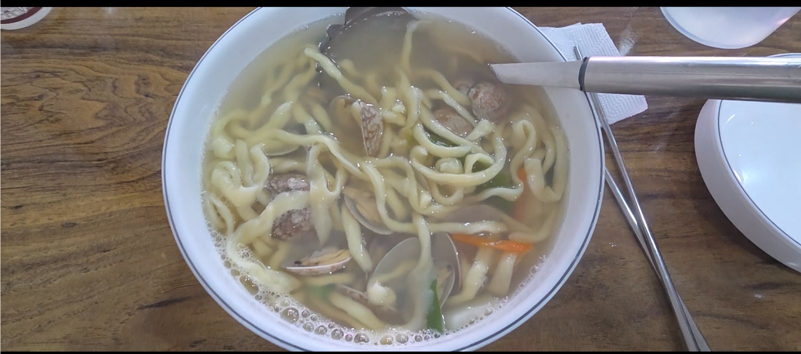 A bowl of clam kalguksu