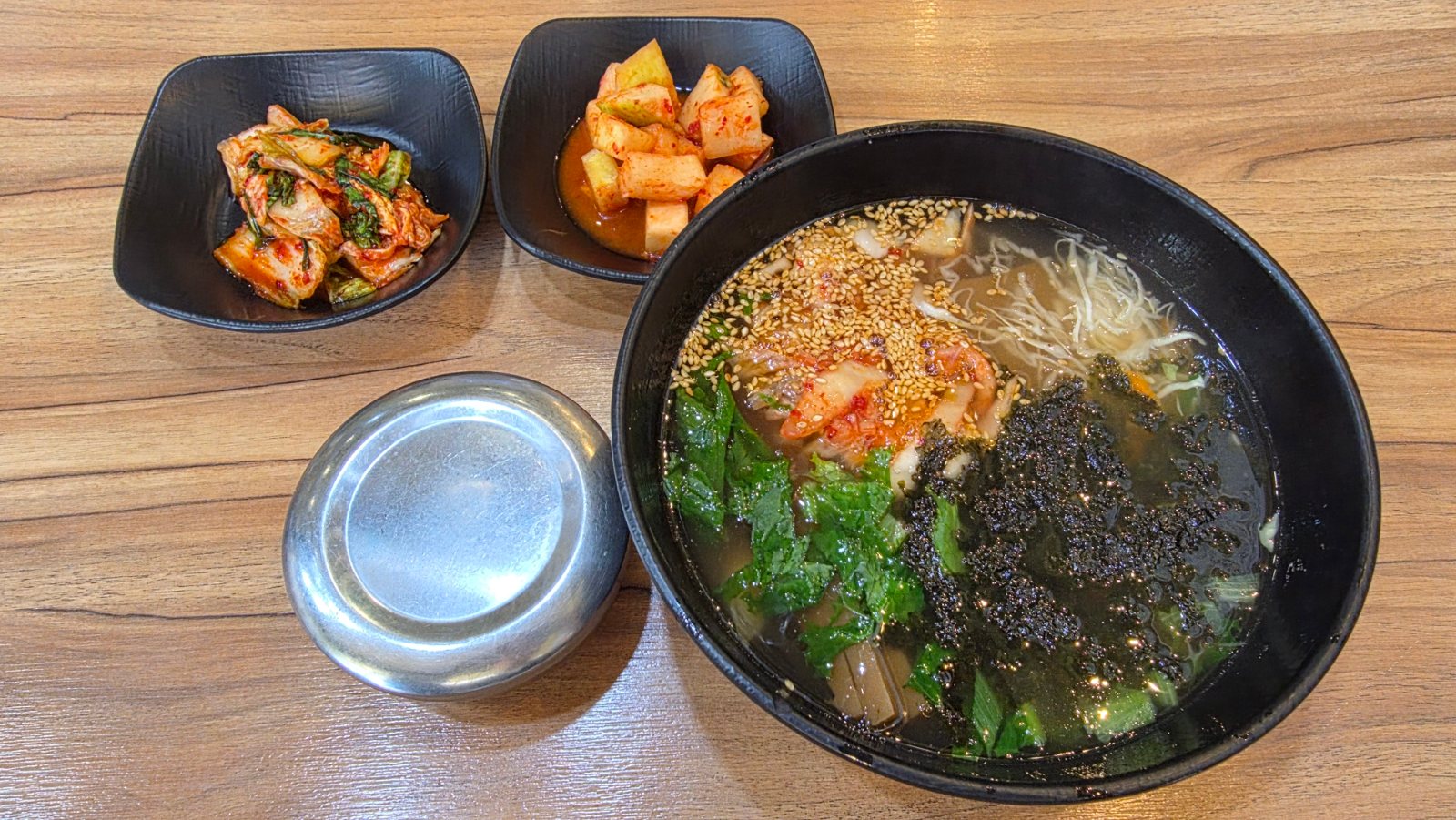 Warm acorn jelly soup with side dishes