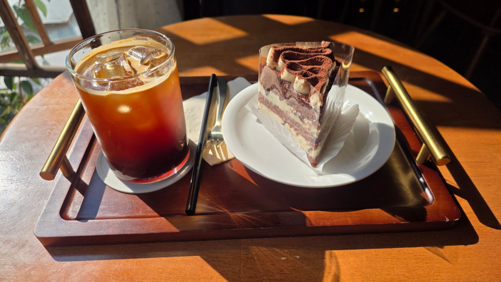 Iced americano and cake