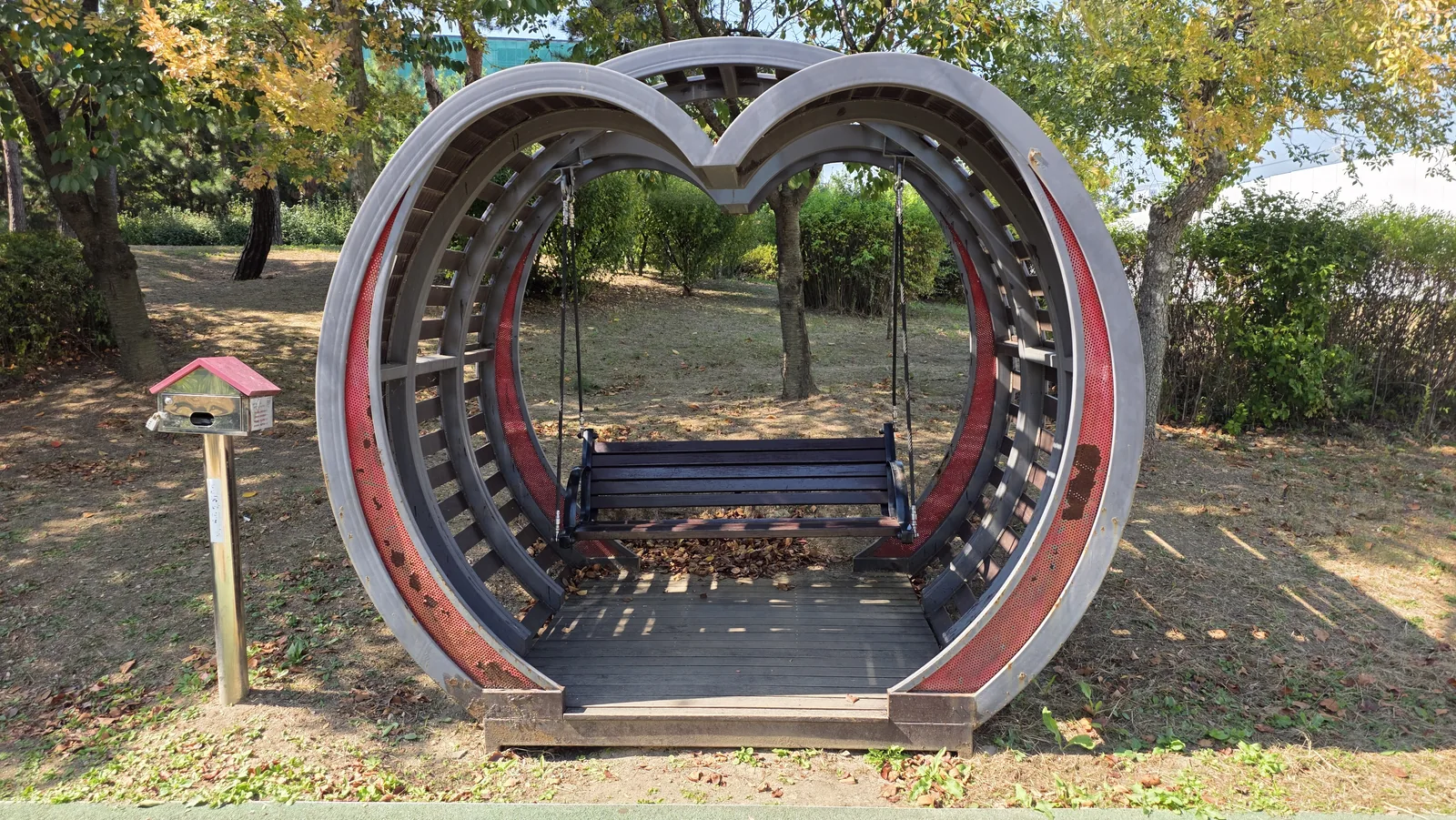 Heart-shaped swing